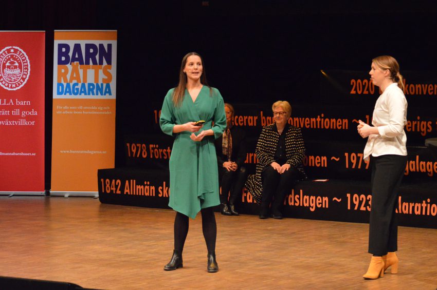Therése Jarland och Elin Hågeby Caicedo från organisationen Maskrosbarn står på stora scenen under Barnrättsdagarna.
